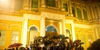 <p>Sob forte chuva, centenas de manifestantes comemoraram a liminar judicial que derrubou o valor da passagem de ônibus </p>  Foto: Vinicius Costa / Futura Press