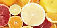 <p>Frutas cítricas são fontes de vitamina C, que ajuda na queima de gordura</p>  Foto: Getty Images 