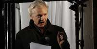 Julian Assange discursa na embaixada do Equador em 2012: fundador do WikiLeaks anunciou que disputaria as eleições ao Senado da Austrália  Foto: Reuters