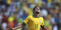 <p>Antes de fazer dois gols na vitória do Brasil, Neymar protagonizou lances polêmicos</p>  Foto: AP