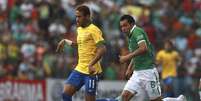 <p>Neymar recebeu bons passes de Ronaldinho e Jadson para fazer dois gols no primeiro tempo</p>  Foto: AP