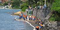 <p>Trabalhos de contenção realizados nas praias da região central da cidade na manhã de sábado</p>  Foto: Prefeitura de São Sebastião / Divulgação