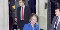 Thatcher deixa o número 10 de Downing Street, sede do governo, após sua renúncia em 1990   Foto: AFP