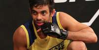 <p>Yan Cabral venceu sua luta, mas foi eliminado por ter quebrado a mão</p>  Foto: Getty Images 