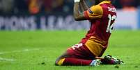 <p>Drogba se desespera com lance desperdiçado pelo Galatasaray</p>  Foto: AFP