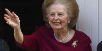 Ex-premi&ecirc; brit&acirc;nica Margaret Thatcher acena da frente de sua casa ap&oacute;s retornar do hospital, em Londres. Ela morreu ap&oacute;s sofrer um derrame, informou um porta-voz da fam&iacute;lia nesta segunda-feira. 1/11/2010.  Foto: Andrew Winning / Reuters
