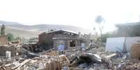 Imagem de televisão mostra casas destruídas pelo tremor na localidade de Bushehr  Foto: Reuters