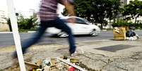 <p>Pedestre salta por cima de um buraco na cal&ccedil;ada da avenida Engenheiro Lu&iacute;s Carlos Berrini, em S&atilde;o Paulo</p>  Foto: Bruno Santos / Terra