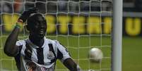 Cissé lamenta após ter gol anulado pela arbitragem  Foto: Reuters