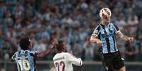 <p>No primeiro tempo, Cris foi expulso e deixou Grêmio com um a menos; após o intervalo, Rhayner balançou as redes, mas arbitragem anulou</p>  Foto: EFE