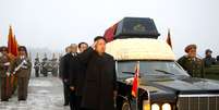 <p>Imagem do dia 28 de dezembro mostra Kim Jong-un a frente do cortejo fúnebre que acompanha o ataúde de Kim Jong-il </p>  Foto: AFP