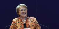 Michelle Bachelet sorri para simpatizantes após ser oficialmente apresentada como pré-candidata do Partido Socialista chileno e do Partido Pela Democracia (PPD) à presidência do país, em Santiago  Foto: AP