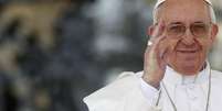 <p>Papa Francisco cumprimenta o p&uacute;blico em sua audi&ecirc;ncia semanal na Pra&ccedil;a S&atilde;o Pedro, no Vaticano</p>  Foto: Giampiero Sposito / Reuters