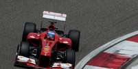 <p>Fernando Alonso assumiu a lideran&ccedil;a na quinta volta, acelerou firme e terminou na frente sem sustos</p>  Foto: AFP