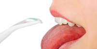 <p>Escova, pasta, fio dental, limpador de língua, lanchinho e água são fundamentais para prevenir a halitose.</p>  Foto: Shutterstock