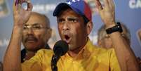 O candidato derrotado Henrique Capriles fala com jornalistas após a divulgação dos resultados oficiais   Foto: AP