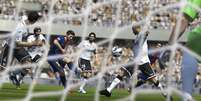 Chamada de Real Ball Physics, a mecânica permite chutes mais perigosos à distância e com maior precisão, assim como chute baixos e cavados, dando empolgação e realismo à ação  Foto: Divulgação