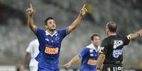 Zagueiro Léo fez dois gols na vitória do Cruzeiro  Foto: Washington Alves / Vipcomm