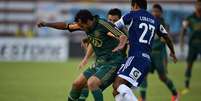 Charles disputa bola com Lobaton - Palmeiras x Sporting Cristal  Foto: AFP
