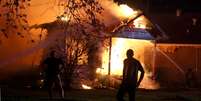 Incêndio se espalhou para casas na vizinhança  Foto: AP