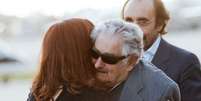 Cristina e Mujica voaram juntos para Lima  Foto: AFP