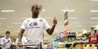 <p>Dedé foi apresentado pelo Cruzeiro dentro de supermercado</p>  Foto: Washington Alves / Vipcomm