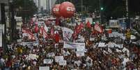 Os manifestantes chegaram a interditar toda a avenida Paulista, mas por volta das 17h a concentra&ccedil;&atilde;o era feita apenas no sentido Consola&ccedil;&atilde;o  Foto: Ricardo Matsukawa / Terra