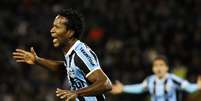 <p>Zé Roberto fez o gol que garantiu a classificação do Grêmio às oitavas</p>  Foto: AP
