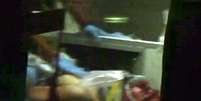 <p>Djokhar Tsarnaev, 19 anos, é levado de maca ao hospital após ser preso, em Watertown</p>  Foto: AP