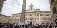<p>População acompanha sucessão presidencial no Parlamento italiano</p>  Foto: AP
