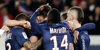 Jogadores do Paris St. Germain celebram o gol de p&ecirc;nalti de Ibrahimovic  Foto: AP