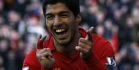 Suárez foi o principal personagem do empate entre Chelsea e Liverpool: o atacante uruguaio cometeu pênalti, mordeu o zagueiro Ivanovic e fez seu gol aos 51min do segundo tempo  Foto: Reuters