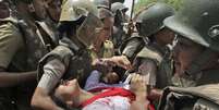 Manifestante é detida durante protesto em frente ao Parlamento indiano  Foto: AP