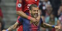 <p>Brasileiros Dante e Daniel Alves protagonizaram polêmica no primeiro gol do Bayern</p>  Foto: EFE