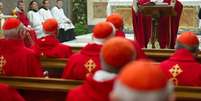 Foto divulgada pelo jornal do Vaticano L' Osservatore Romano mostra Francisco durante a missa  Foto: AP