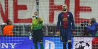 <p>Piqué lamenta mais uma falha do Barcelona pelo alto durante goleada</p>  Foto: Reuters