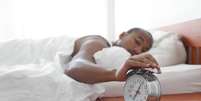 <p>O estudo dinamarquês descobriu que homens que dormem pouco produzem, em média, 30% menos espermatozoides</p>  Foto: Getty Images 