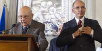 <p>O novo primeiro-ministro italiano, Enrico Letta (dir.) e o presidente Giorgio Napolitano (esq.) se pronunciaram no pal&aacute;cio presidencial</p>  Foto: AP