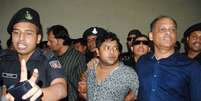 <p>Após ser preso tentando fugir para a ìndia, Rana (centro) foi apresentado em uma coletiva de imprensa em Daca</p>  Foto: AFP
