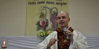 O padre Beto celebra sua &uacute;ltima missa na par&oacute;quia de S&atilde;o Benedito, em Bauru  Foto: Talita Zaparolli / Especial para Terra