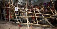 Multidão cerca o local do desabamento que deixou mais de 260 mortos em Bangladesh  Foto: AP