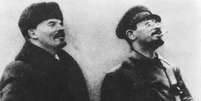 1917: Vladimir Ilyich Lenin (1870-1924) e Leon Trotsky (1879-1940) durante a revolu&ccedil;&atilde;o bolchevique  Foto: Getty Images 