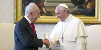 O papa Francisco recebe Shimon Peres no Vaticano  Foto: AP