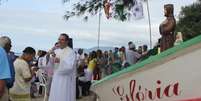 Uma missa na areia da praia marcou o Dia do Trabalhador e a abertura da temporada das tainhas na manhã desta quarta-feira em Florianópolis  Foto: Fabricio Escandiuzzi / Especial para Terra