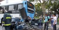 O automóvel bateu  na traseira de um ônibus na avenida Interlagos  Foto: Luiz Claudio Barbosa  / Futura Press