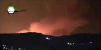 Frame de v&iacute;deo mostra fuma&ccedil;a e chamas em Damasco ap&oacute;s o ataque israelense  Foto: AP