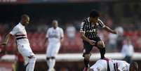 <p>Romarinho pisou no volante Wellington e recebeu o cart&atilde;o amarelo; Tite considerou a puni&ccedil;&atilde;o injusta</p>  Foto: Ricardo Matsukawa / Terra