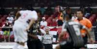 Tite orienta a equipe do Corinthians no cl&aacute;ssico com o S&atilde;o Paulo  Foto: Ricardo Matsukawa / Terra