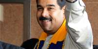 Maduro acena para simpatizantes ao desembarcar em Montevidéu  Foto: AFP