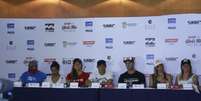 <p>Surfistas dão entrevista na etapa brasileira do mundial de surfe</p>  Foto: Dilson Silva / AgNews